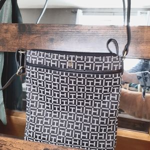 ✨ 4/100 $✨Tommy Hilfiger Black and white classic crossbody purse